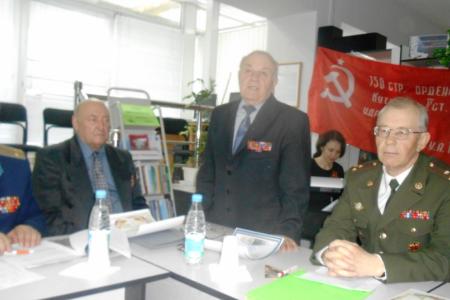 Коммунисты Кургана приняли участие в проведении конкурса учащихся к 70-летию Великой Победы 