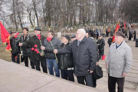 Коммунисты Костромы возложили цветы к памятнику Вождю мирового пролетариата