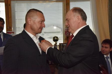 Г.А. Зюганов наградил памятной медалью ЦК КПРФ группу российский журналистов, освещавших события из  «горячих точек»