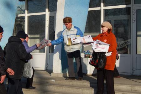 Барнаульские коммунисты проводят пикеты у проходных заводов