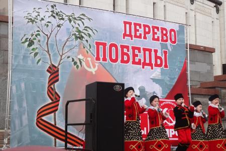 Деревьям Победы – расти! Коммунисты Москвы и их сторонники заложили Аллею Победы в парке на Поклонной горе