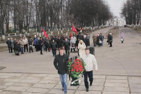 Коммунисты Костромы возложили цветы к памятнику Вождю мирового пролетариата