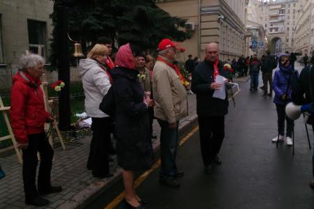 Коммунисты Москвы почтили память жертв нацистов у Посольства Украины