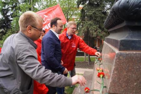 Коммунисты Пензы возложили цветы к памятнику Марксу