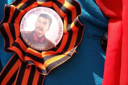 КПРФ подарила 14 посольствам символы Победы – бюст Сталина и копию Знамени Победы