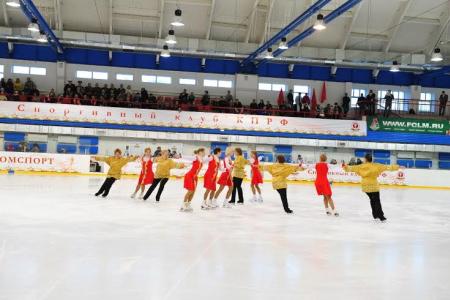 Ветераны войны вышли на лед на празднике спортклуба КПРФ в Москве