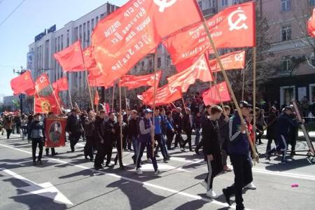 70-летие Победы в Хабаровске встретили под красными знаменами