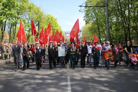 Калининградские коммунисты приняли участие в торжественном шествии и возложении цветов у памятника 1200 гвардейцам