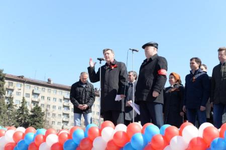 Новосибирск. КПРФ отметила День солидарности трудящихся праздничной демонстрацией по Красному проспекту и митингом