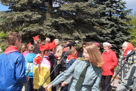 Пионер – всем ребятам пример! В день пионерии в Островском районе Псковской области повязали пионерские галстуки 26 мальчишкам и девчонкам