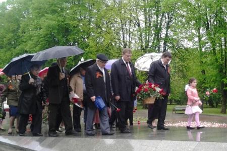 Республика Кабардино-Балкария. В День Победы в городе Нальчике коммунисты возложили цветы к Вечному огню и памятнику В.И. Ленина