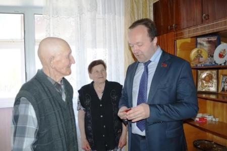 Пензенская область. Депутат Госдумы Владимир Симагин вручил подарки и медали ветеранам