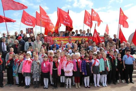 Самарская область. Коммунисты провели возложение цветов к Вечному огню