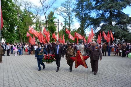 Республика Крым. В Симферополе состоялось торжественное возложение цветов к Вечному Огню и памятнику воинам-освободителям
