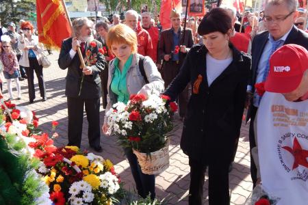 Барнаульские коммунисты возложили цветы к Мемориалу Славы и провели ряд мероприятий, приуроченных ко Дню Победы