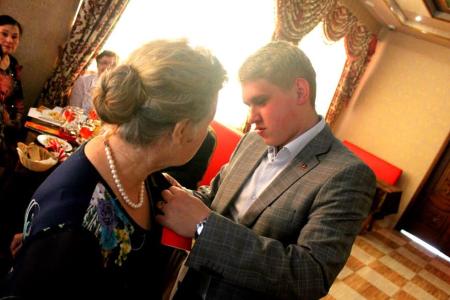 Лидер свердловского комсомола Д.А. Курочкин поздравил ветеранов Великой Отечественной войны, тружеников тыла и "детей войны"