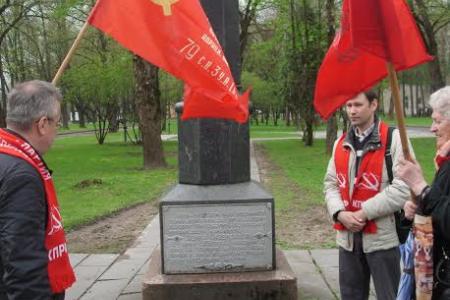 В Пскове Знамени Победы пришлось прорываться с боем