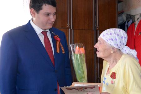 Секретарь Тульского обкома партии Алексей Лебедев вручил ветеранам государственные юбилейные медали к 70-летию Великой Победы