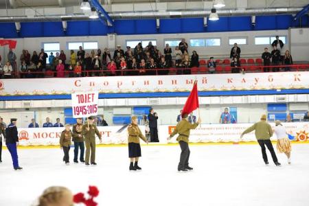 Ветераны войны вышли на лед на празднике спортклуба КПРФ в Москве