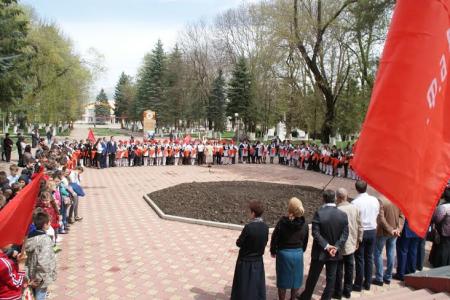 Массовый прием в пионеры и комсомол в станице Зеленчукской Карачаево-Черкесской Республики