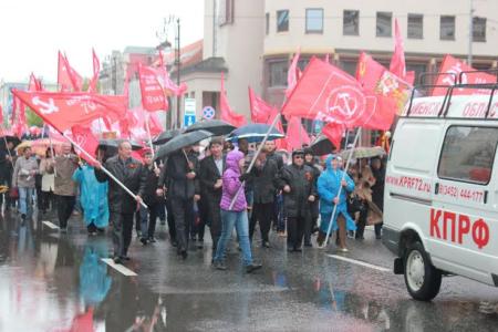 Тюменские коммунисты приняли участие в параде Победы