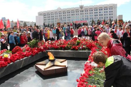 Самарская область. Коммунисты провели возложение цветов к Вечному огню