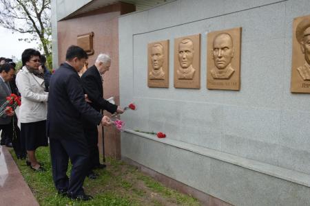 Республика Калмыкия. В Элисте открыты памятные барельефы в честь Героев Советского Союза