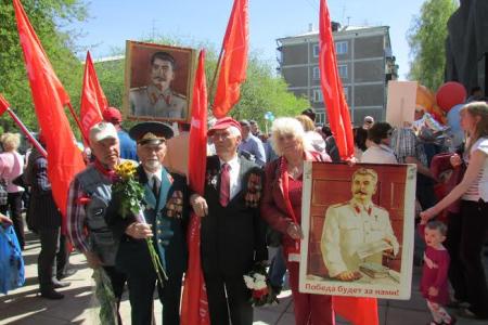 Кузбасс встретил день Победы под красными флагами и знаменем Сталина!