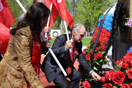 Накануне Дня Победы Рязанские коммунисты и комсомольцы возложили цветы к Вечному огню