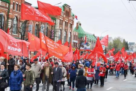 Тульский обком вывел рабочих оборонных заводов на многотысячную праздничную первомайскую демонстрацию