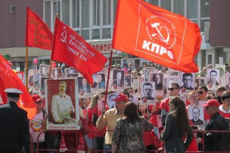 Кузбасс встретил день Победы под красными флагами и знаменем Сталина!