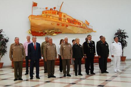 Видео торжественной церемонии: Иван Мельников наградил ветеранов революционных вооруженных сил Кубы памятной медалью «Карибский кризис»