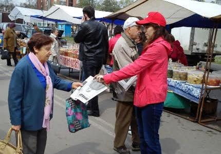 Комсомольцы Орла поздравили горожан с наступающим праздником 70-летия Великой Победы