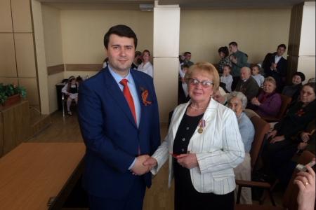 Депутат-коммунист Олег Лебедев поздравил детей войны с Днем Победы