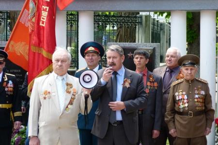 Республика Крым. В Симферополе состоялось торжественное возложение цветов к Вечному Огню и памятнику воинам-освободителям