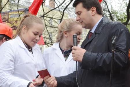 Тульский обком вывел рабочих оборонных заводов на многотысячную праздничную первомайскую демонстрацию