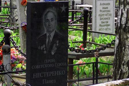 Алтайские коммунисты помогли установить новый памятник на могиле Героя Советского Союза Павла Нестеренко
