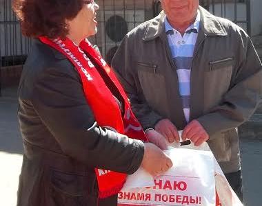 Ивановская область. Коммунисты Кинешемского райкома КПРФ поздравили жителей Наволок с 70-летним юбилеем Великой Победы