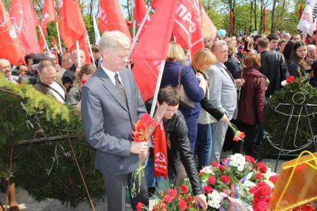 Калининградские коммунисты приняли участие в торжественном шествии и возложении цветов у памятника 1200 гвардейцам
