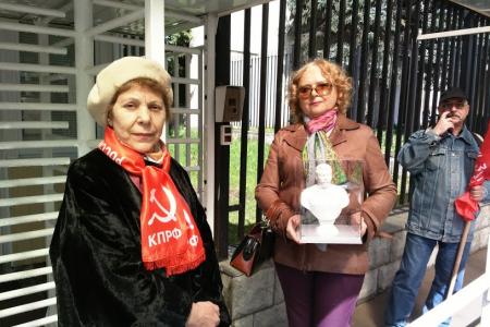 Коммунисты Куйбышевского и Первомайского местных отделений Москвы напомнили сотрудникам посольства Болгарии о роли Советского Союза в разгроме фашистской Германии