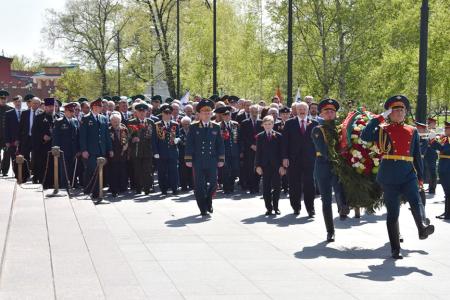 Президент Белоруссии А.Г. Лукашенко возложил венок к могиле Неизвестного солдата у Кремлевской стены. В торжественной церемонии принял участие лидер КПРФ Г.А. Зюганов