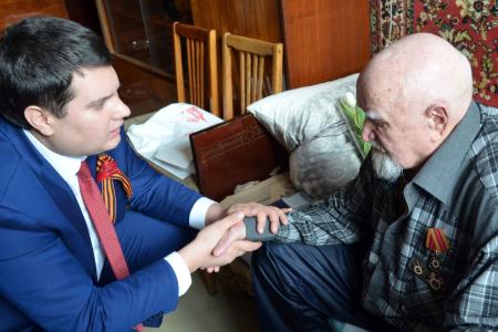 Секретарь Тульского обкома партии Алексей Лебедев вручил ветеранам государственные юбилейные медали к 70-летию Великой Победы
