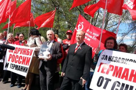 КПРФ подарила 14 посольствам символы Победы – бюст Сталина и копию Знамени Победы