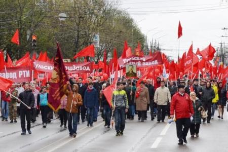 Тульский обком вывел рабочих оборонных заводов на многотысячную праздничную первомайскую демонстрацию