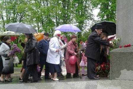Республика Кабардино-Балкария. В День Победы в городе Нальчике коммунисты возложили цветы к Вечному огню и памятнику В.И. Ленина