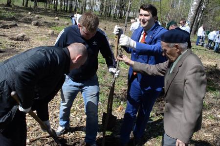 Олег Лебедев вместе с ветеранами Великой Отечественной войны посадили аллею в Центральном парке города-героя Тулы