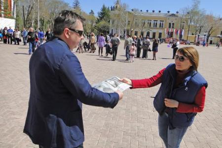 Амурская область. Коммунисты Благовещенска отметили юбилей Великой Победы возложением цветов и акцией «Знамя Победы»