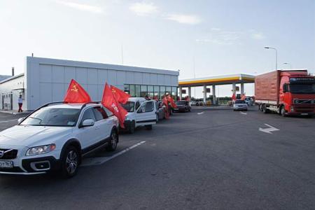 110 алых роз лауреату Нобелевской премии Михаилу Шолохову от коммунистов Дона