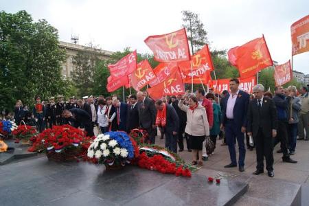 Сталинградские коммунисты на Мамаевом кургане провели акцию «Не дадим украсть нашу Победу»