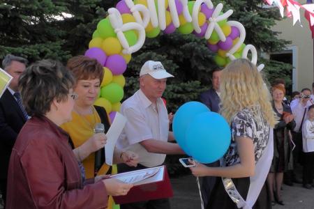 В Ставрополе депутат – коммунист Виктор Гончаров поздравил выпускников 